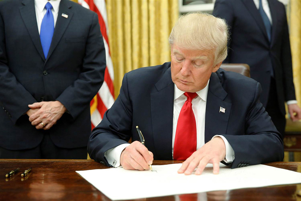ترامپ فرمان خروج از برجام و بازگشتن تحریم‌ها را امضا کرد