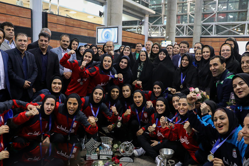 بازگشت دختران قهرمان فوتسال ایران به کشور