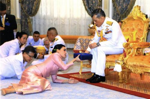 ازدواج پادشاه تایلند با رییس گارد محافظانش