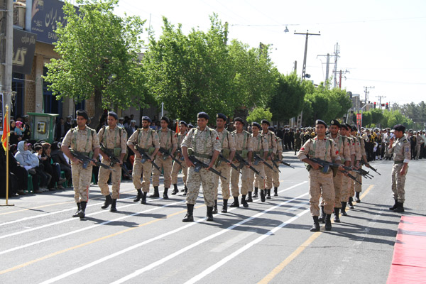 رژه نیروهای مسلح در سیرجان برگزار شد