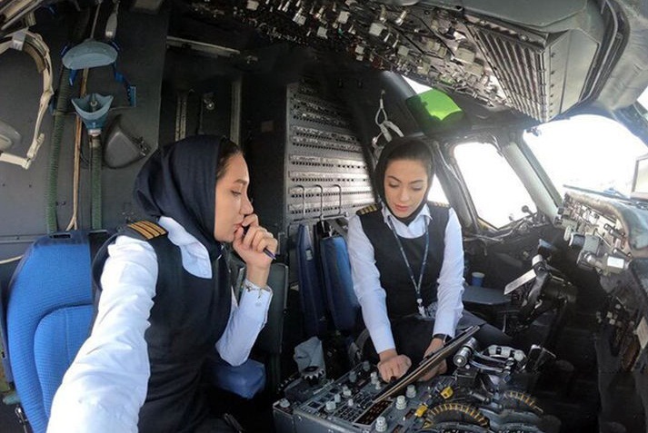 برای اولین بار هدایت هواپیمای ایرانی توسط دو زن خلبان صورت گرفت