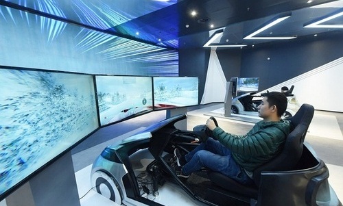 بخش رانندگی مجازی در مسیرهای متنوع جز پرطرفداراترین قسمت های نمایشگاه است.