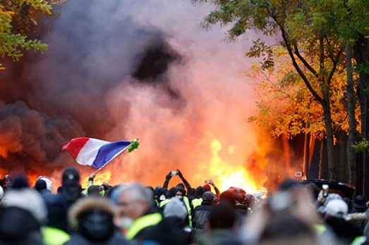 اعتراضات فرانسه به کریسمس کشیده شد