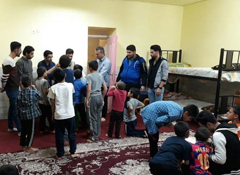 دانشجویان علوم پزشکی سیرجان جشن شب یلدا را در میان کودکان بی‌سرپرست برگزار کردند