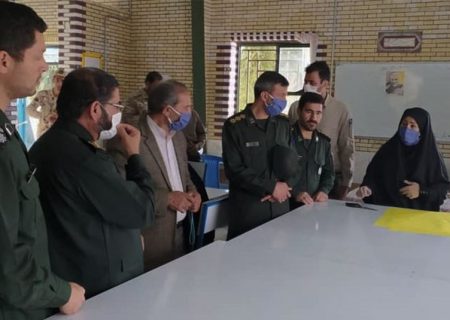 فرمانده سپاه استان کرمان از کارگاه تولید ماسک بسیج سیرجان بازدید کرد