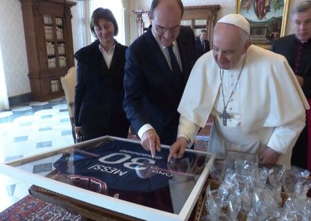 هدیه غیرمعمول نخست وزیر فرانسه به پاپ