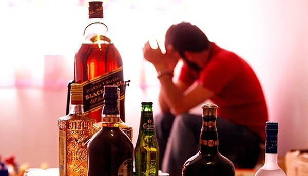 مرگ سالانه ١٠٠ تا ١٢٠ نفر در ایران بر اثر مشروبات الکلی تقلبی