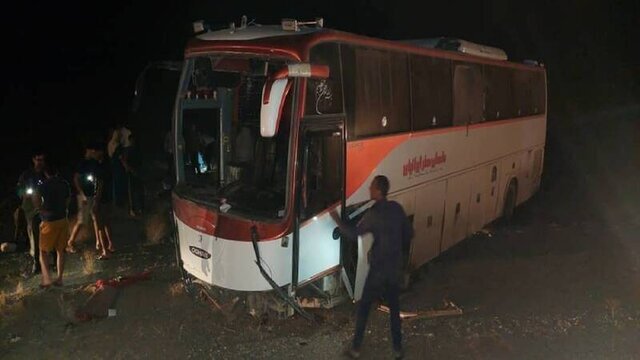 مصدومیت ۱۳ نفر در انحراف اتوبوس از مسیر در محور شهربابک به انار